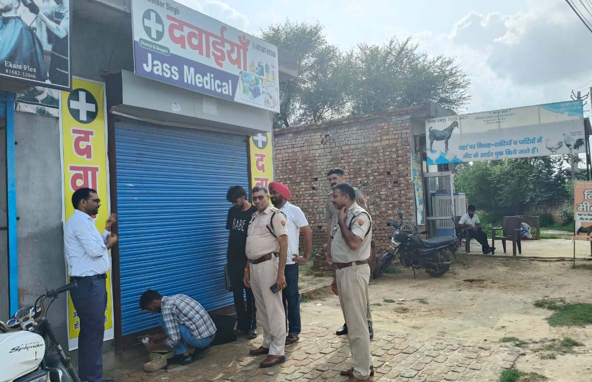नशीली दवा मिलने पर मेडिकल स्टोर को सील करती पुलिस टीम।
