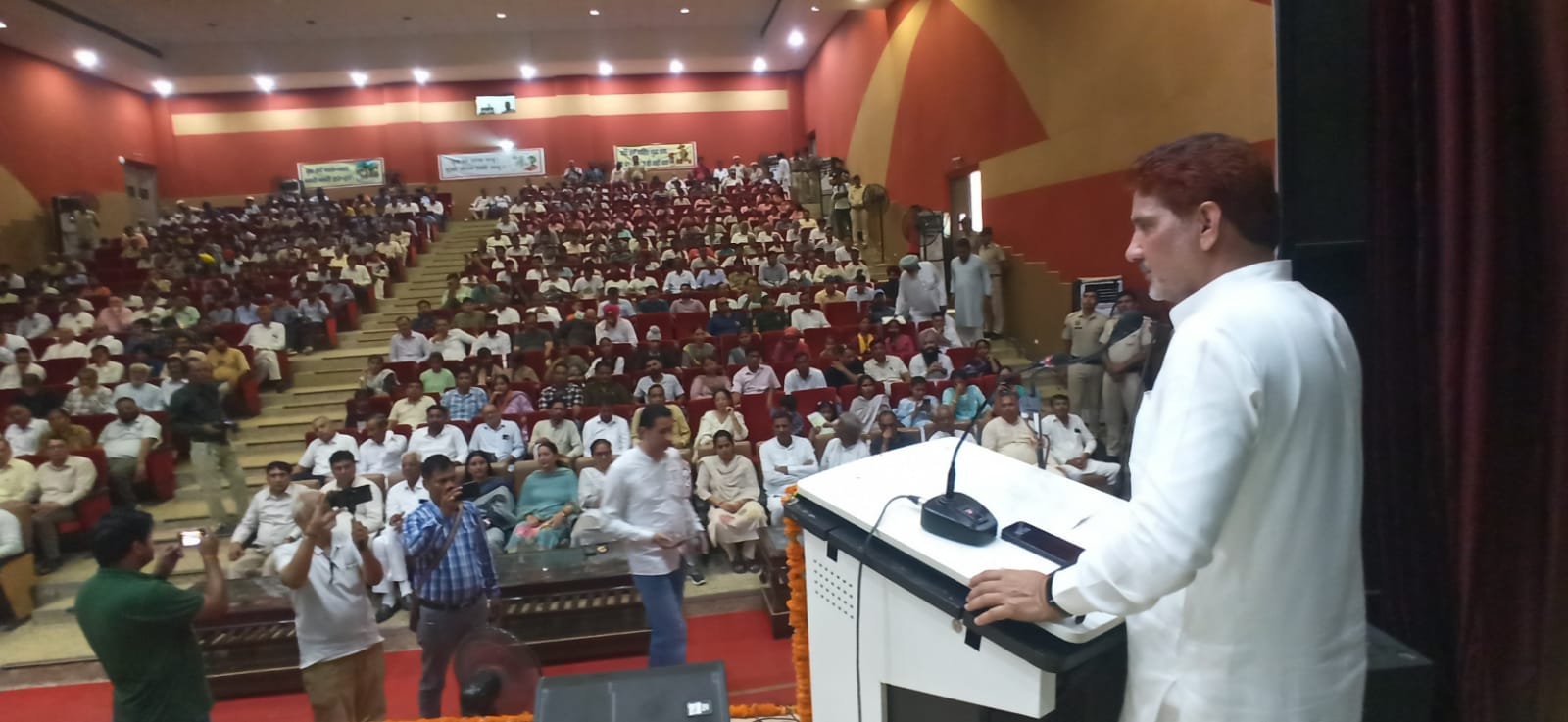 सीडीएलयू में आयोजित जिला स्तरीय वन महोत्सव कार्यक्रम को संबोधित करते सुभाष बराला। सीडीएलयू में आयोजित जिला स्तरीय वन महोत्सव कार्यक्रम को संबोधित करते सुभाष बराला।