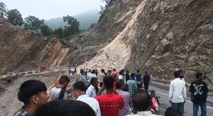 NH-707 हैवणा में दरकी पहाड़ियां: भीषण भूस्खलन से यातायात ठप, घंटों से जाम में फंसे वाहन