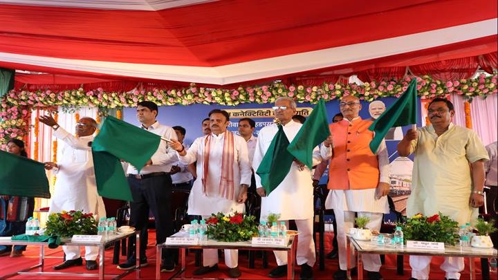 उप मुख्यमंत्री शुक्ल ने रीवा-पुणे एक्सप्रेस को दिखाई हरी झण्डी उप मुख्यमंत्री शुक्ल ने रीवा-पुणे एक्सप्रेस को दिखाई हरी झण्डी