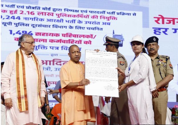 नियुक्ति पत्र देते मुख्यमंत्री नियुक्ति पत्र देते मुख्यमंत्री