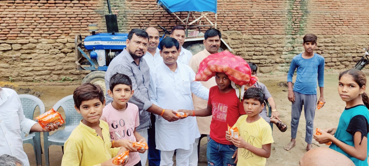 बाढ़ पीड़ितों को खाद्य सामग्री पर चढ़कर करते सपा दिल अध्यक्ष सर्वेश बाबू गौतम बाढ़ पीड़ितों को खाद्य सामग्री पर चढ़कर करते सपा दिल अध्यक्ष सर्वेश बाबू गौतम