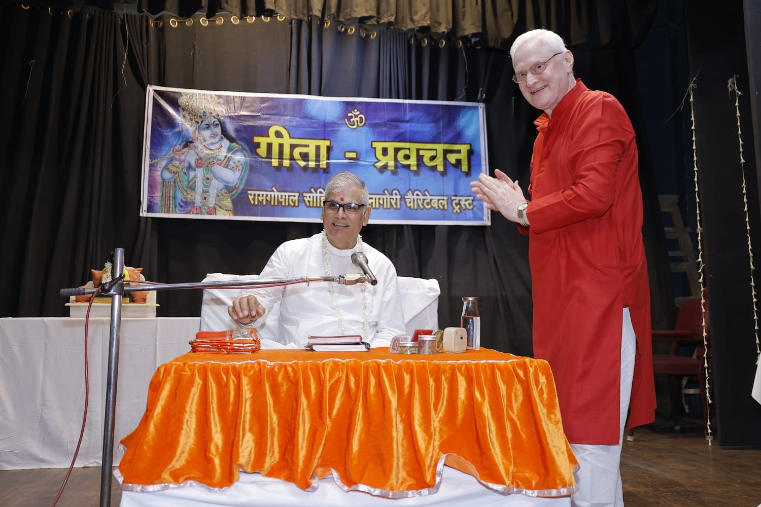स्व. बद्रीविशाल नागौरी स्मृति व्याख्यान माला के अंतर्गत गीता पर प्रवचन दे रहे पंडित हरीश तिवारी स्व. बद्रीविशाल नागौरी स्मृति व्याख्यान माला के अंतर्गत गीता पर प्रवचन दे रहे पंडित हरीश तिवारी