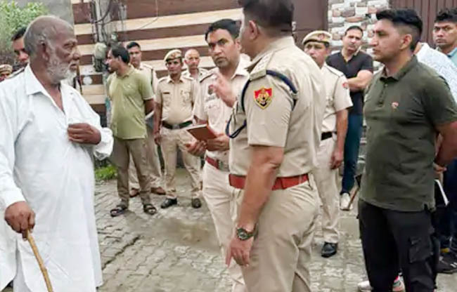 सोनीपत: सहायक पुलिस आयुक्त राहुल देव पुलिस दल बल के साथ तलाशी अभियान चलाते हुए सोनीपत: सहायक पुलिस आयुक्त राहुल देव पुलिस दल बल के साथ तलाशी अभियान चलाते हुए