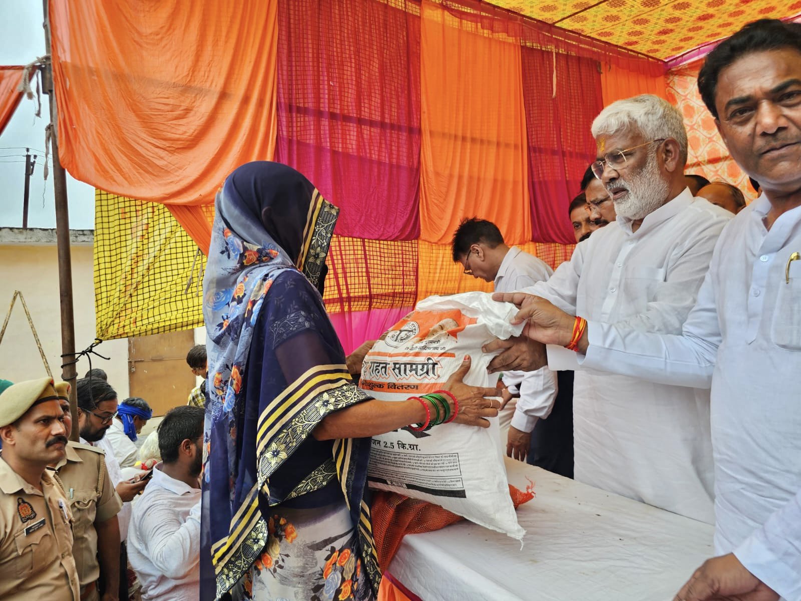 जलशक्ति मंत्री स्वतंत्रदेव सिंह जालौन में बाढ़ पीड़ितों को राहत सामग्री वितरित करते हुए