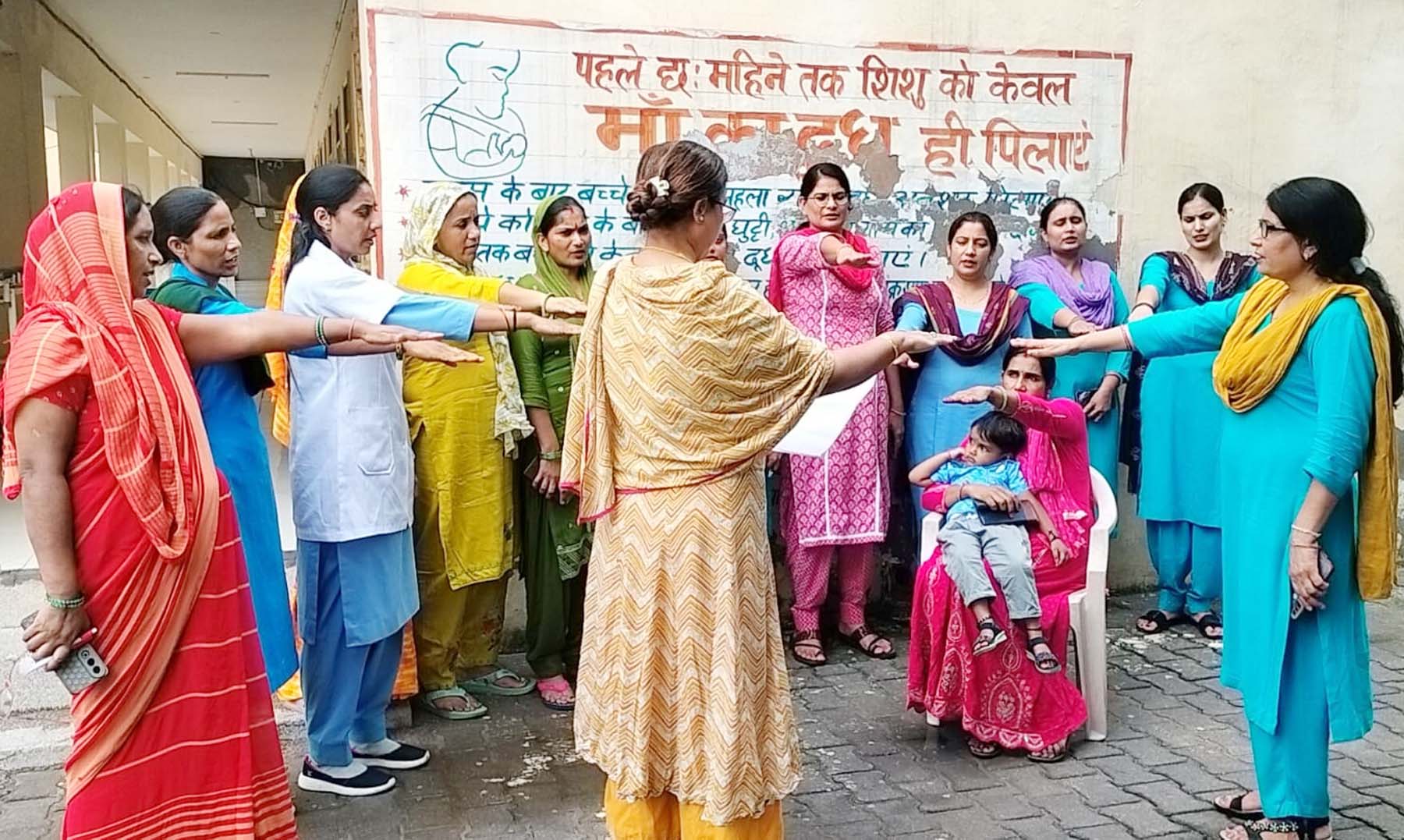 गुरुग्राम में स्तनपान सप्ताह के तहत महिलाओं को शपथ दिलातीं स्वास्थ्यकर्मी।