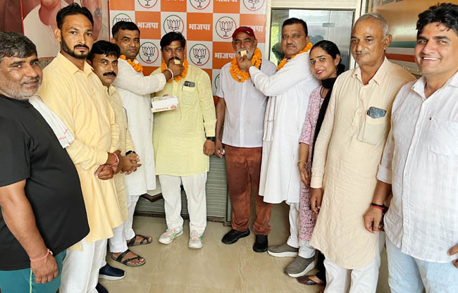 सोनीपत: नई नियुक्तियों पर खुशी मनाते कार्यकर्ता सोनीपत: नई नियुक्तियों पर खुशी मनाते कार्यकर्ता