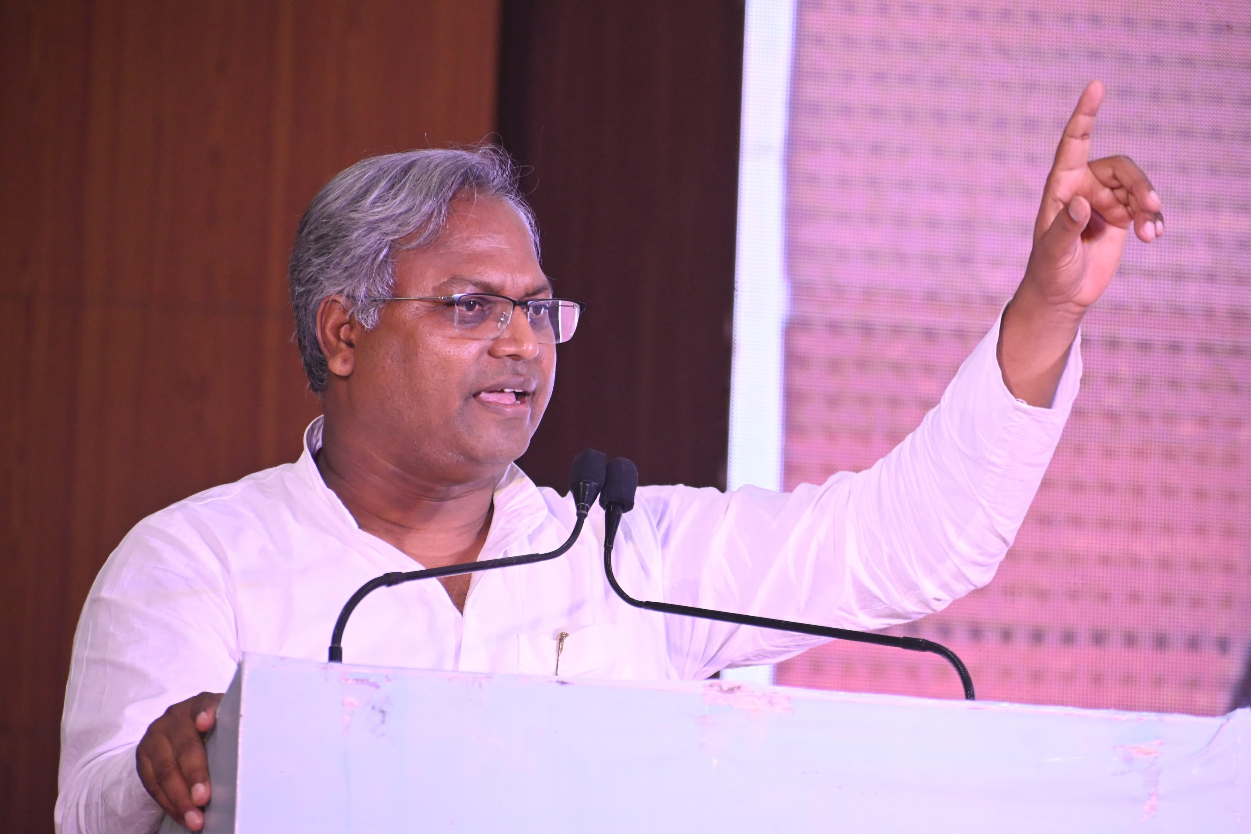 जदयू के राष्ट्रीय महासचिव मनीष वर्मा युवा उद्यमियों को सम्बोधित करते जदयू के राष्ट्रीय महासचिव मनीष वर्मा युवा उद्यमियों को सम्बोधित करते