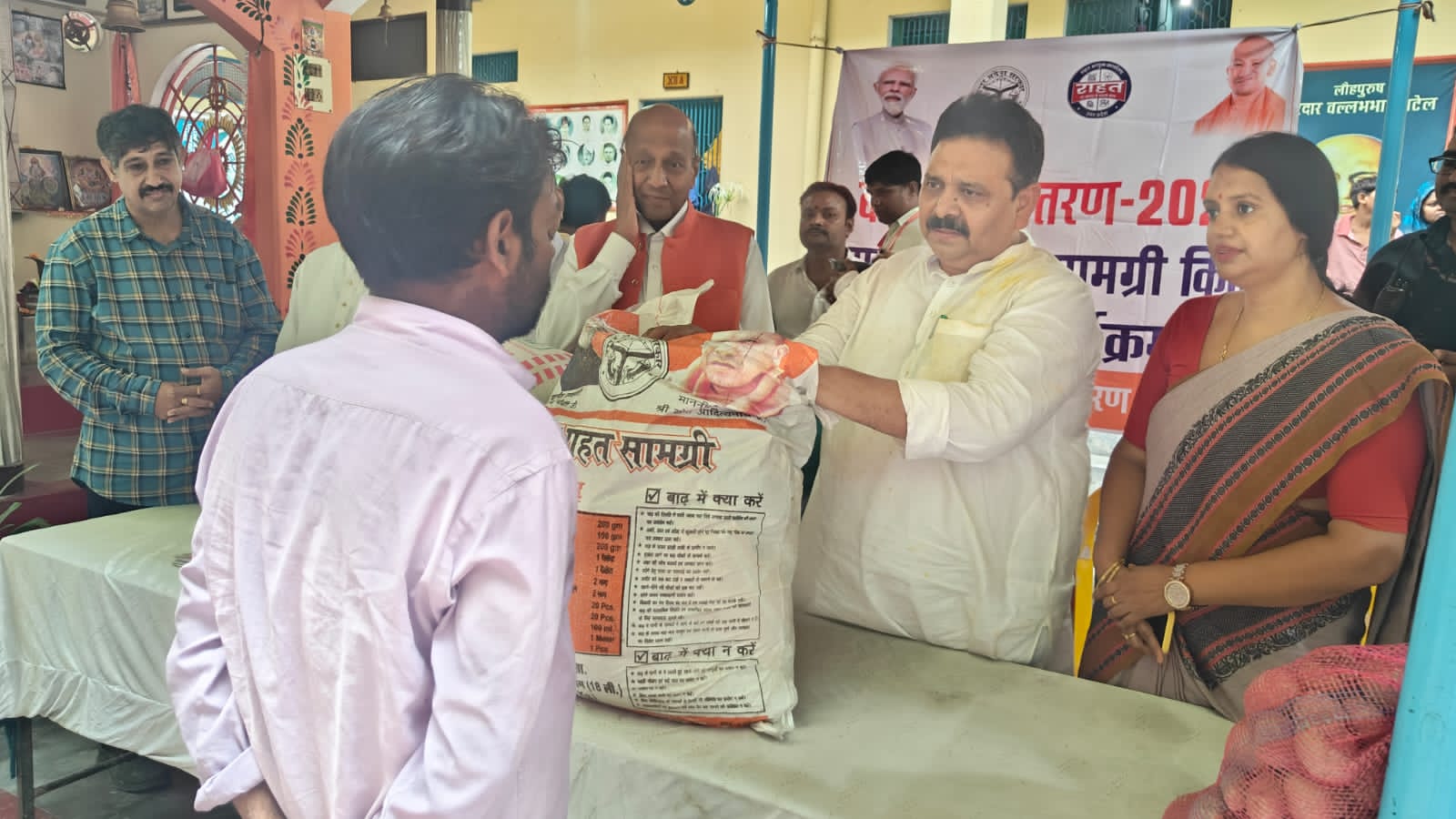 वाराणसी: बाढ़ पीड़ितों को राहत सामग्री देते मंत्री वाराणसी: बाढ़ पीड़ितों को राहत सामग्री देते मंत्री