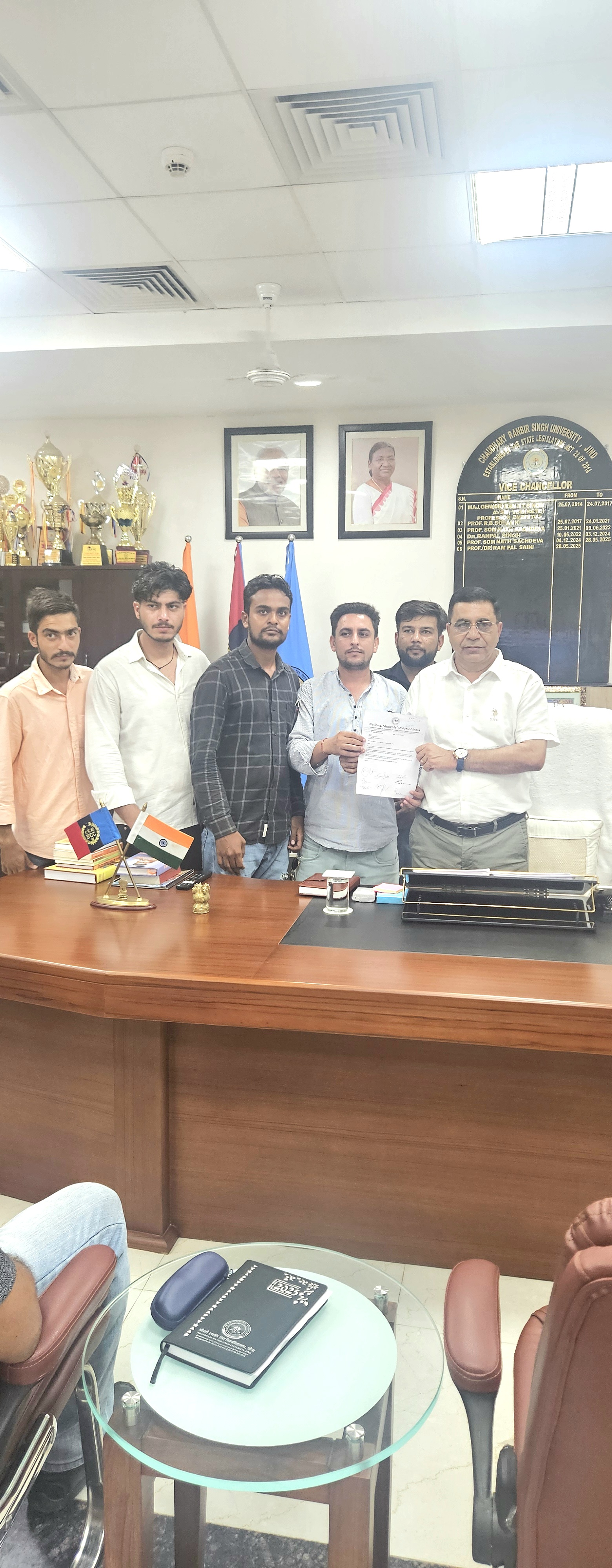 सीट बढोत्तरी की मांग को लेकर ज्ञापन सौंपते हुए एनएसयूआई कार्यकर्ता।