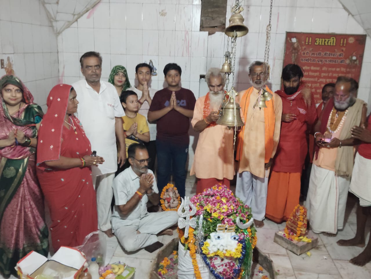 फोटो - मंदिर में दर्शन करते श्रद्धालु
