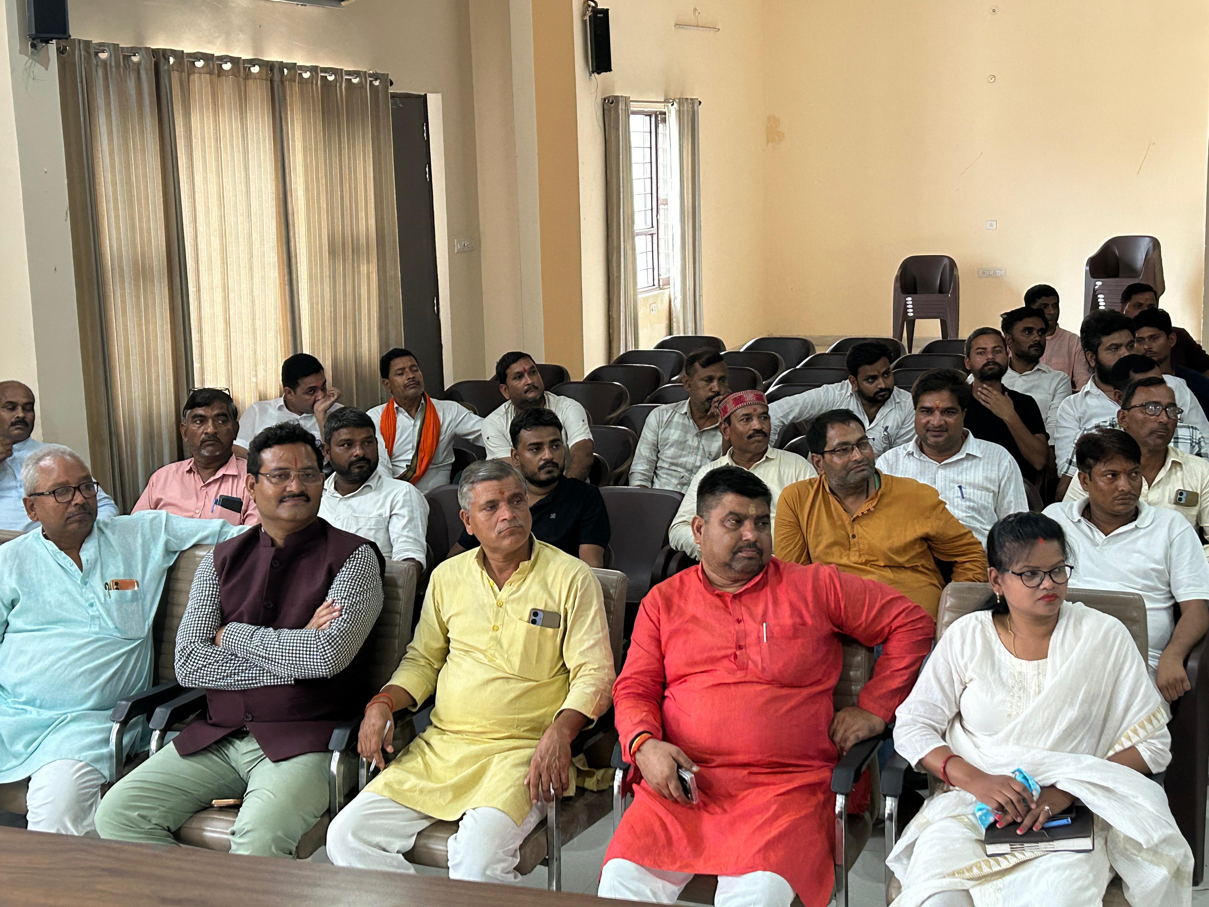 सम्मुख आसीन बीजेपी के नेता और पदाधिकारी सम्मुख आसीन बीजेपी के नेता और पदाधिकारी