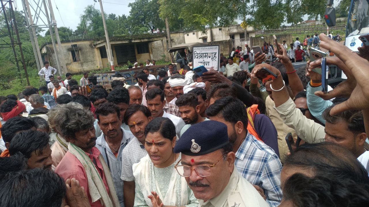 दमोह-खाद की मांग को लेकर किसानों का जाम,मंत्री धमेन्द्र सिंह एवं भाई सतेन्द्र सिंह मुर्दाबाद के नारे