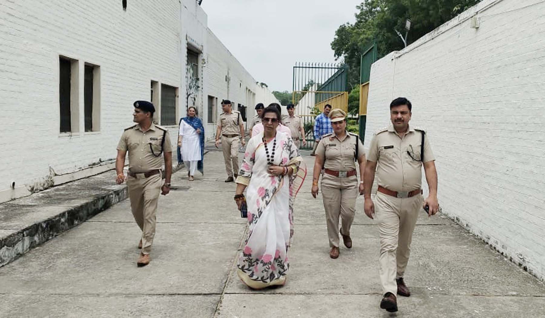 गुरुग्राम जिला भौंडसी जेल का निरीक्षण करतीं हरियाणा महिला आयोग की अध्यक्ष रेणु भाटिया।