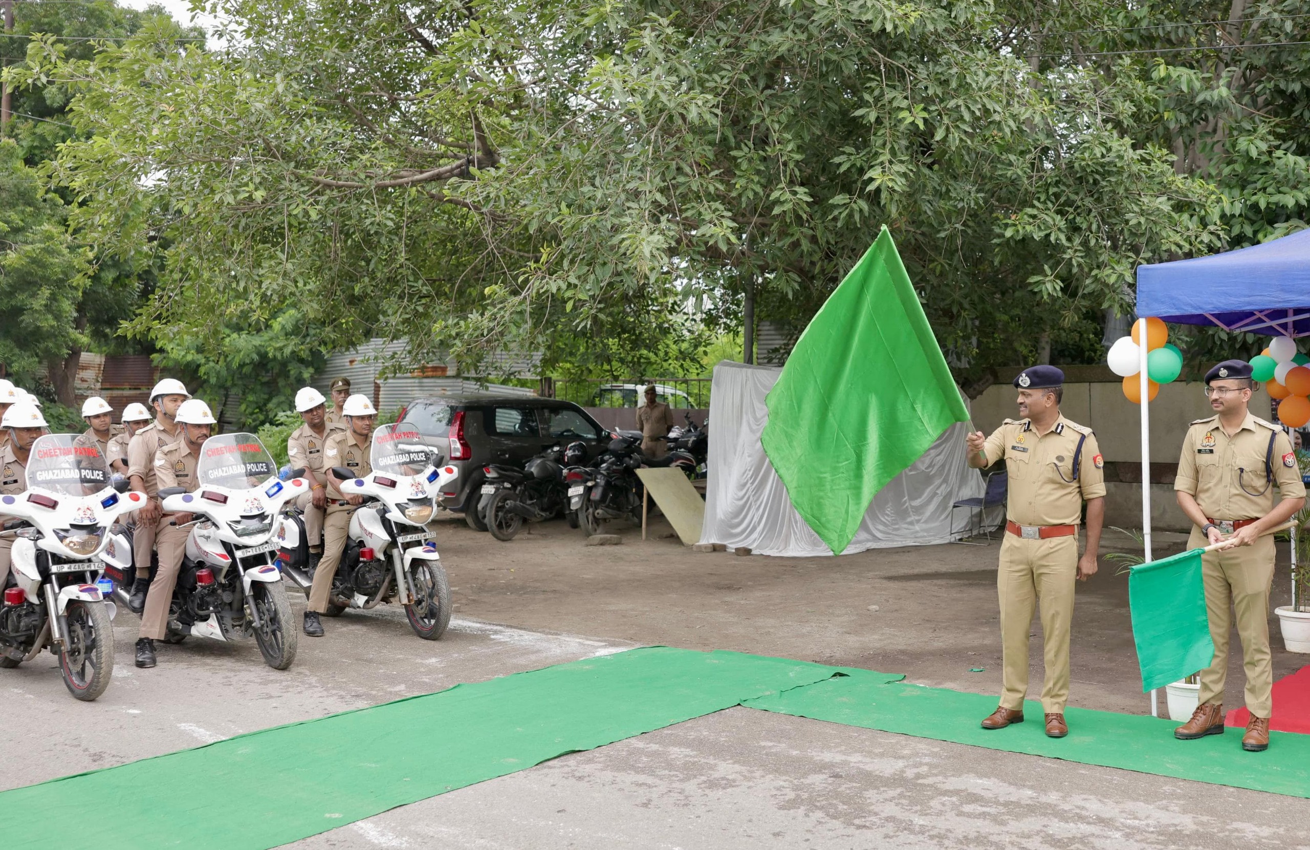 झंडी दिखाकर मोटरसाइकिल को रवाना करते आयुक्त झंडी दिखाकर मोटरसाइकिल को रवाना करते आयुक्त