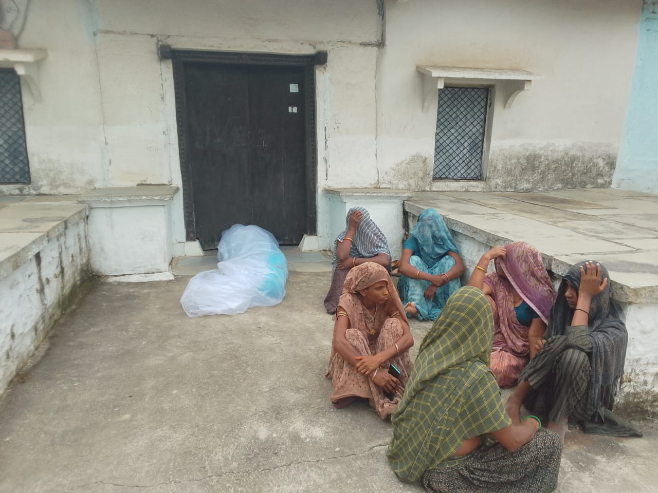 चित्तौड़गढ़ जिले के युवक की मौत के मामले में घर के बाहर शव रख किया प्रदर्शन।