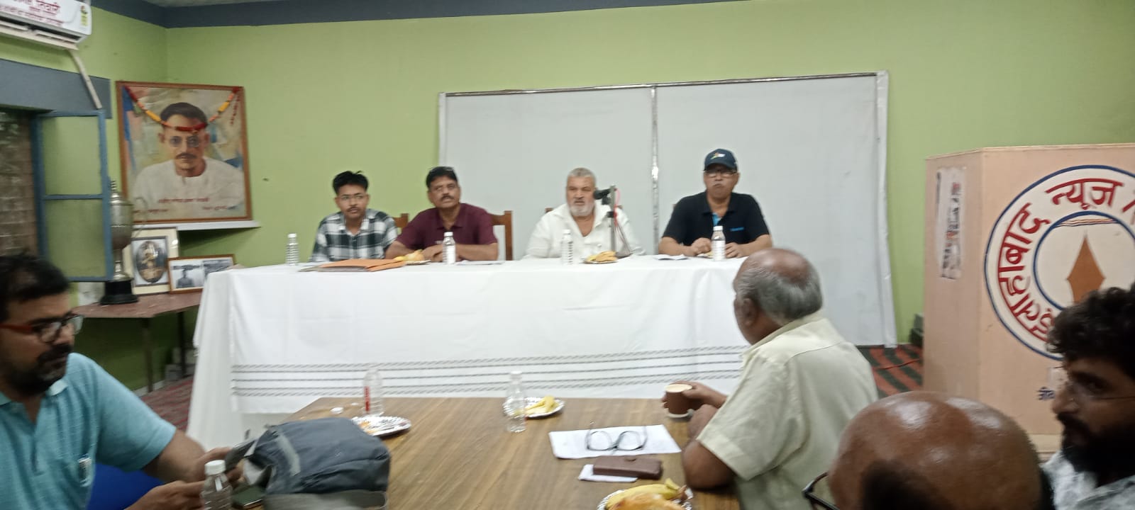 मीडिया से वार्ता करते हुए स्वर्गीय हीरालाल चौरसिया के परिवार के सदस्यों एवं समाजसेवी आनंद घिंडियाल का छाया चित्र मीडिया से वार्ता करते हुए स्वर्गीय हीरालाल चौरसिया के परिवार के सदस्यों एवं समाजसेवी आनंद घिंडियाल का छाया चित्र