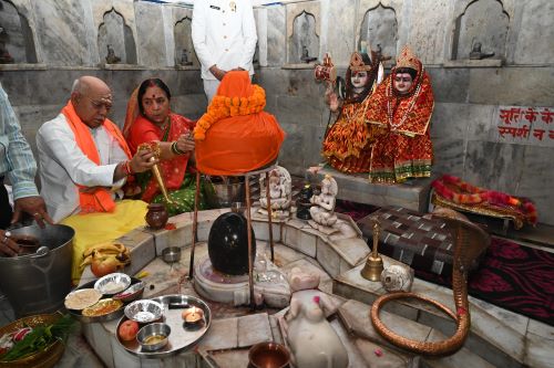 राज्यपाल ऐतिहासिक मार्कंडेय मंदिर में पूजा-अर्चना करते हुए