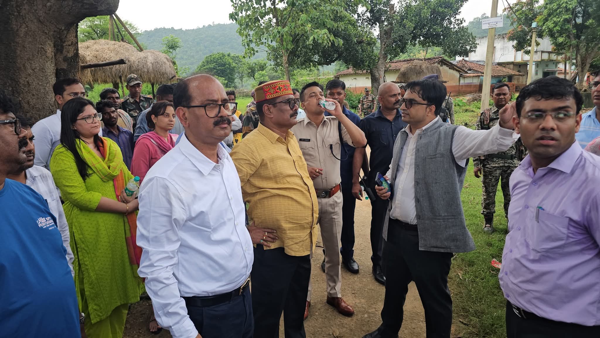 अधिकारियों के साथ मौजूद लोग
