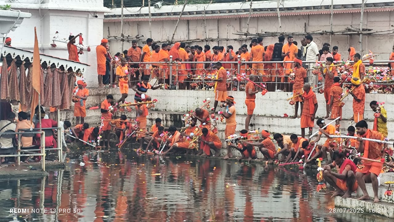 नर्मदा जल भरते कावडिये