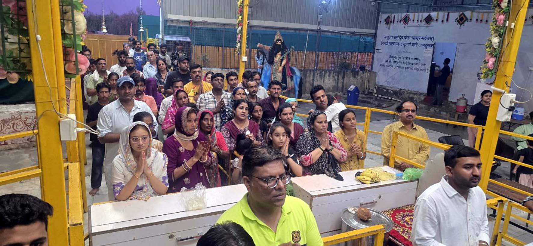 बीड़ बबरान धाम में श्याम बाबा के दरबार के दर्शन करते श्रद्धालु। बीड़ बबरान धाम में श्याम बाबा के दरबार के दर्शन करते श्रद्धालु।