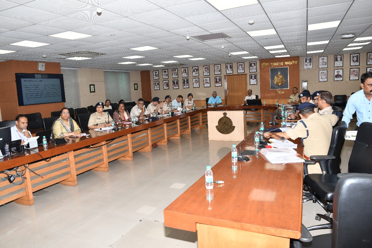 स्कूल-कॉलेजों के आसपास पुलिस को पेट्रोलिंग करने के सख्त निर्देश : डीजीपी स्कूल-कॉलेजों के आसपास पुलिस को पेट्रोलिंग करने के सख्त निर्देश : डीजीपी