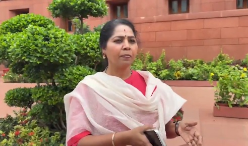 कांग्रेस सांसद सुधा सोमवार को संसद परिसर में