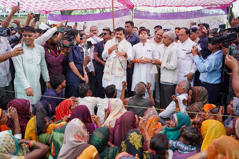 केन्द्रीय मंत्री सिंधिया और मुख्यमंत्री मोहन यादव शिवपुरी के बाढ़ प्रभावितों से संवाद करते हुए केन्द्रीय मंत्री सिंधिया और मुख्यमंत्री मोहन यादव शिवपुरी के बाढ़ प्रभावितों से संवाद करते हुए