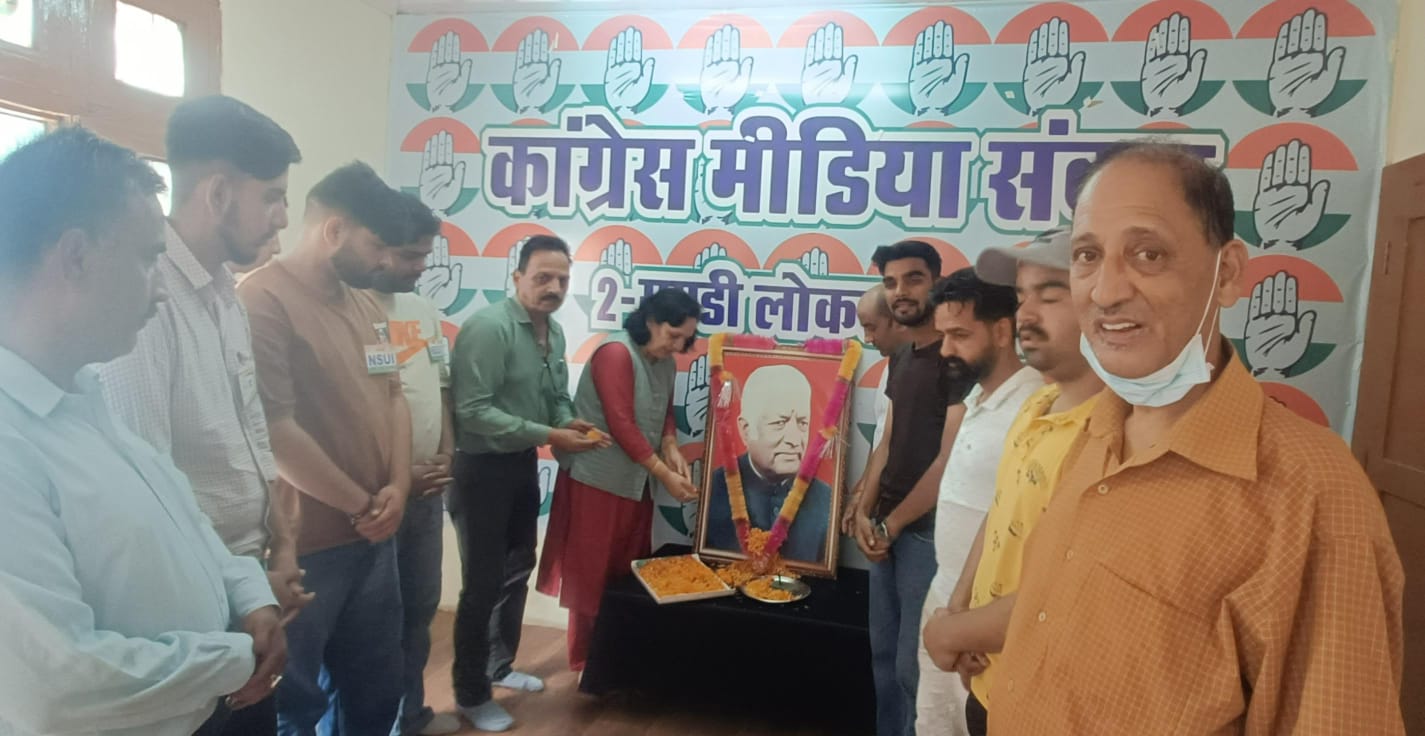 हिमाचल निर्माता डा. यशवंत सिंह परमार को श्रद्धांजलि अर्पित करते हुए।