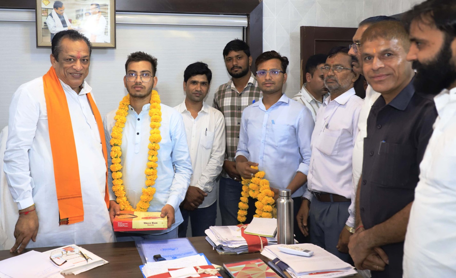 प्रतियोगी परीक्षा के टॉपर का मंत्री ने किया सम्मान