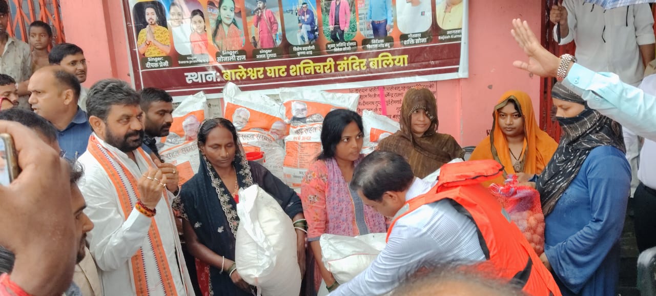 बाढ़ पीड़ितों में राहत सामग्री वितरित करते मंत्री व डीएम