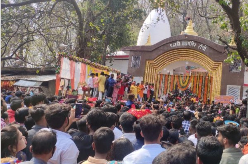 पहाड़ी मंदिर में लगी भीड़ पहाड़ी मंदिर में लगी भीड़