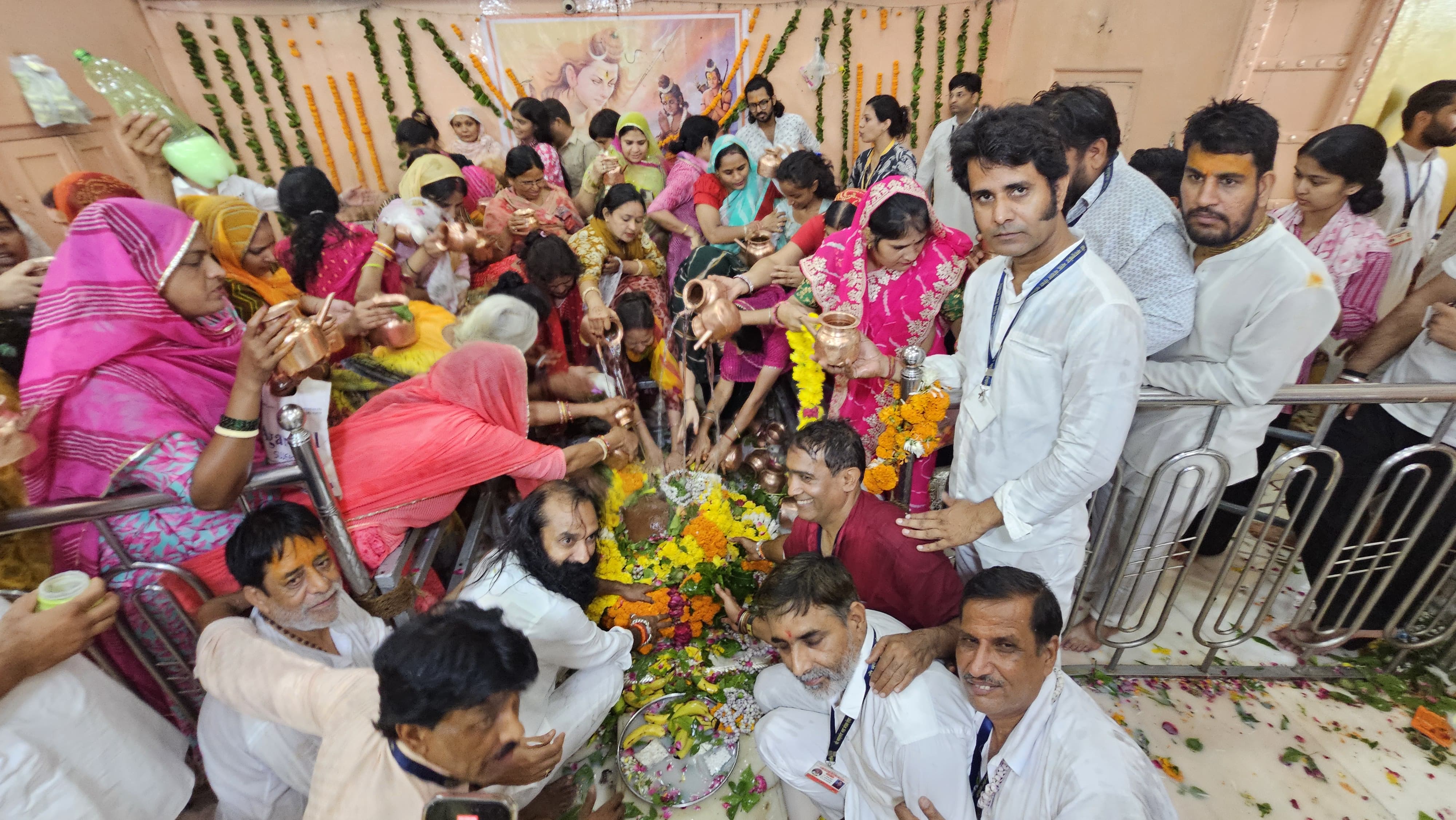 सावन के अंतिम सोमवार पर शहर भर के विभिन्न शिवालयों में भोले का अभिषेक सावन के अंतिम सोमवार पर शहर भर के विभिन्न शिवालयों में भोले का अभिषेक