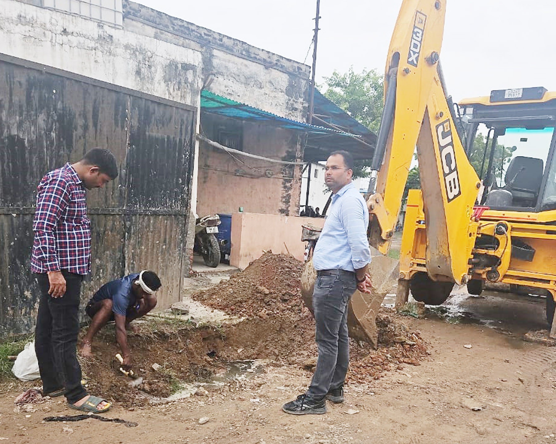गुरुग्राम के राजेंद्रा पार्क क्षेत्र स्थित सत्कार पॉलिमर्स इंडस्ट्री के सीवर और पानी के कनेक्शन काटते निगममकर्मी। गुरुग्राम के राजेंद्रा पार्क क्षेत्र स्थित सत्कार पॉलिमर्स इंडस्ट्री के सीवर और पानी के कनेक्शन काटते निगममकर्मी।