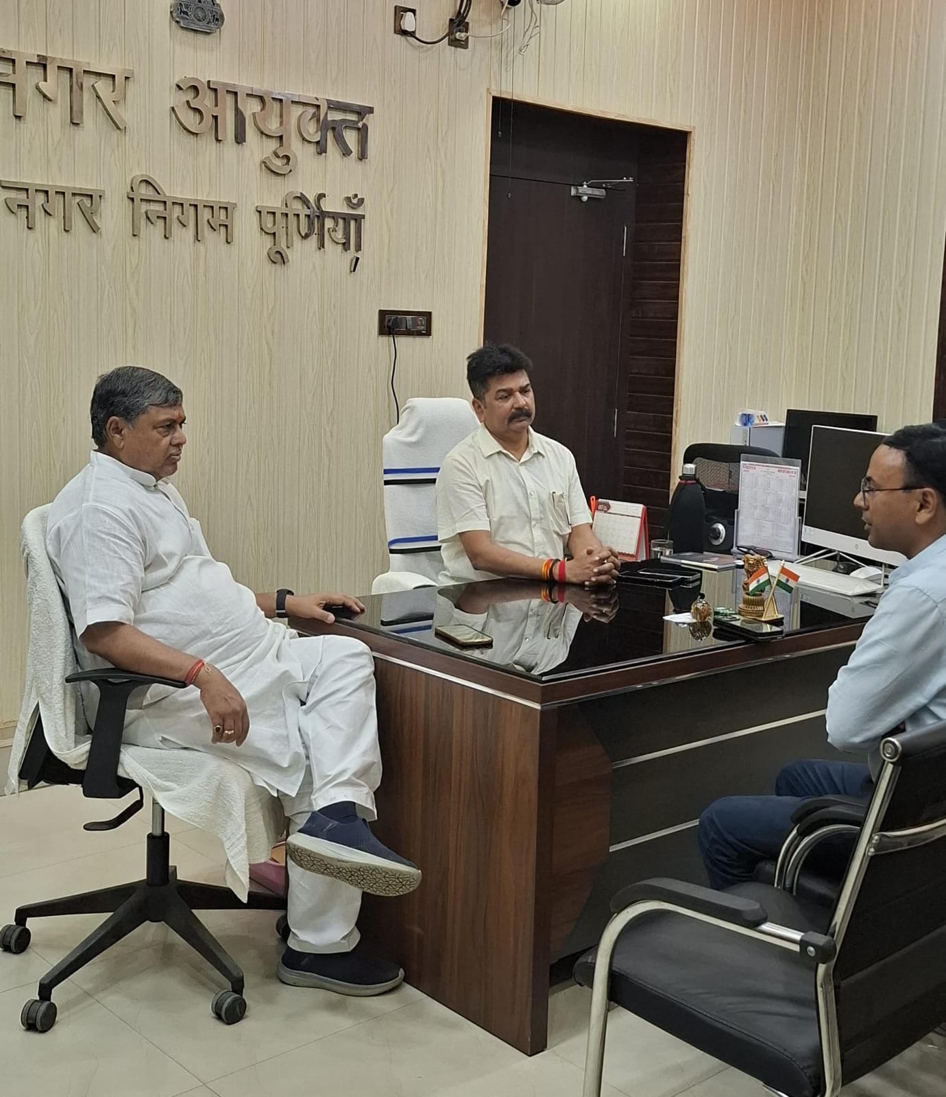 निगम आयुक्त और विधायक निगम आयुक्त और विधायक