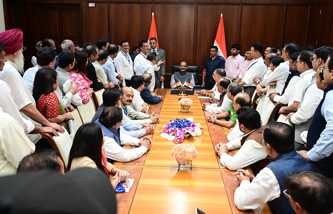 कैट के कारोबारियों के संबोधित करते हुए लोकसभा के अध्यक्ष ओम बिड़ला कैट के कारोबारियों के संबोधित करते हुए लोकसभा के अध्यक्ष ओम बिड़ला