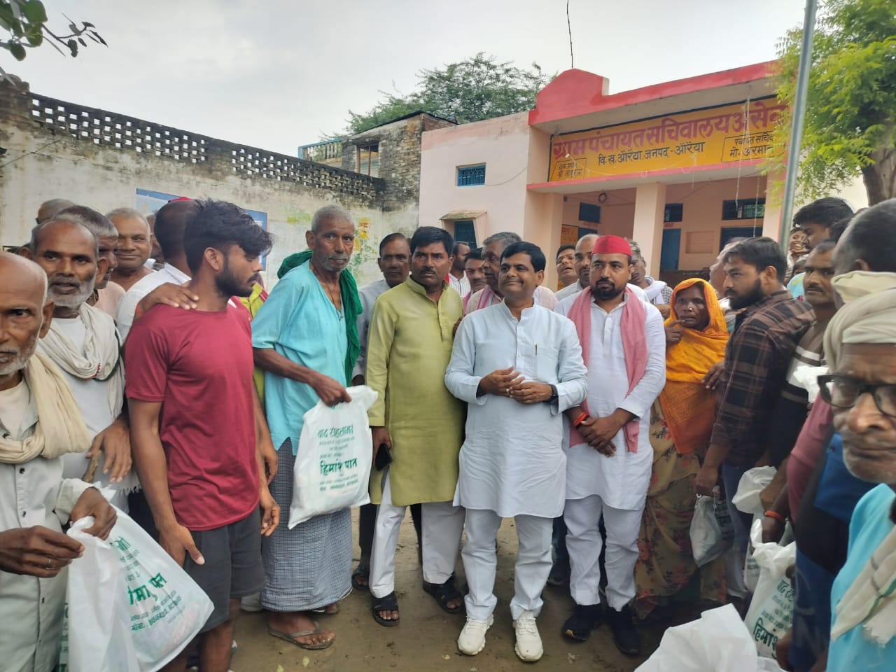फोटो - लोगो की राहत सामग्री बांटे सपा  जिलाध्यक्ष