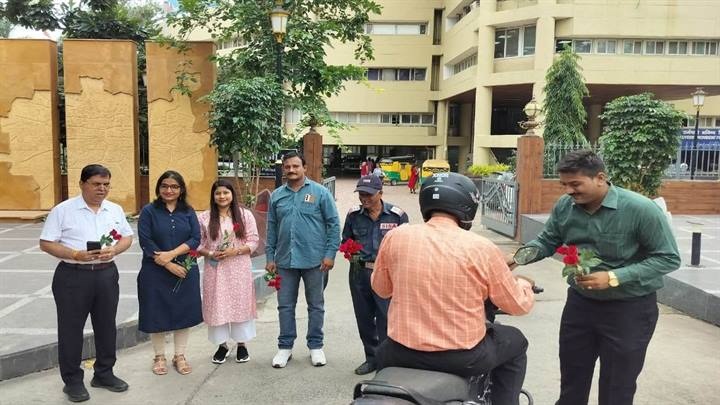 इंदौरः शासकीय कार्यालयों में हेलमेट पहनकर आने लगे अधिकारी-कर्मचारी इंदौरः शासकीय कार्यालयों में हेलमेट पहनकर आने लगे अधिकारी-कर्मचारी
