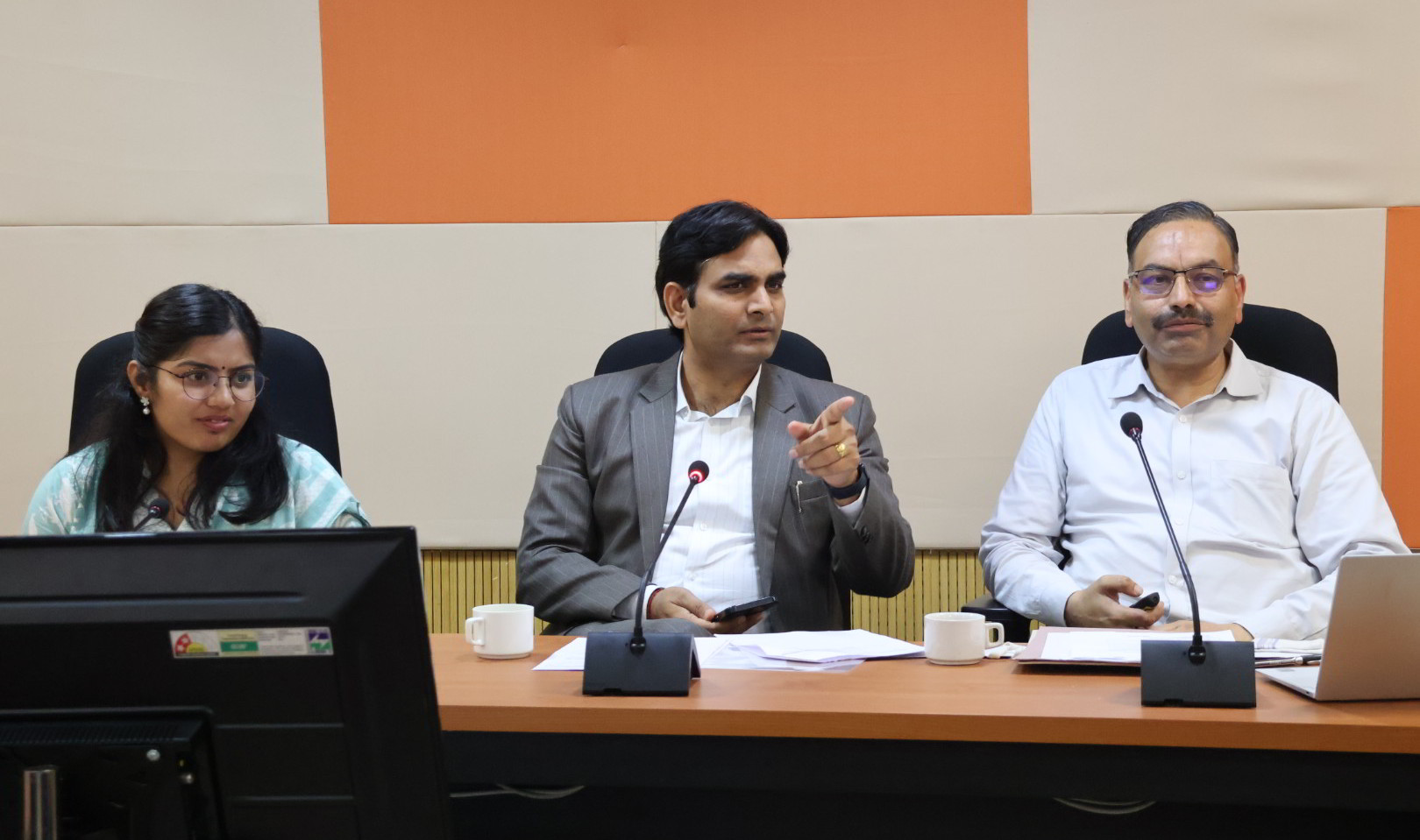 बैठक की अध्यक्षता करते हुए उपायुक्त कांगड़ा। बैठक की अध्यक्षता करते हुए उपायुक्त कांगड़ा।