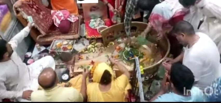 जलाभिषेक करते श्रद्धालु