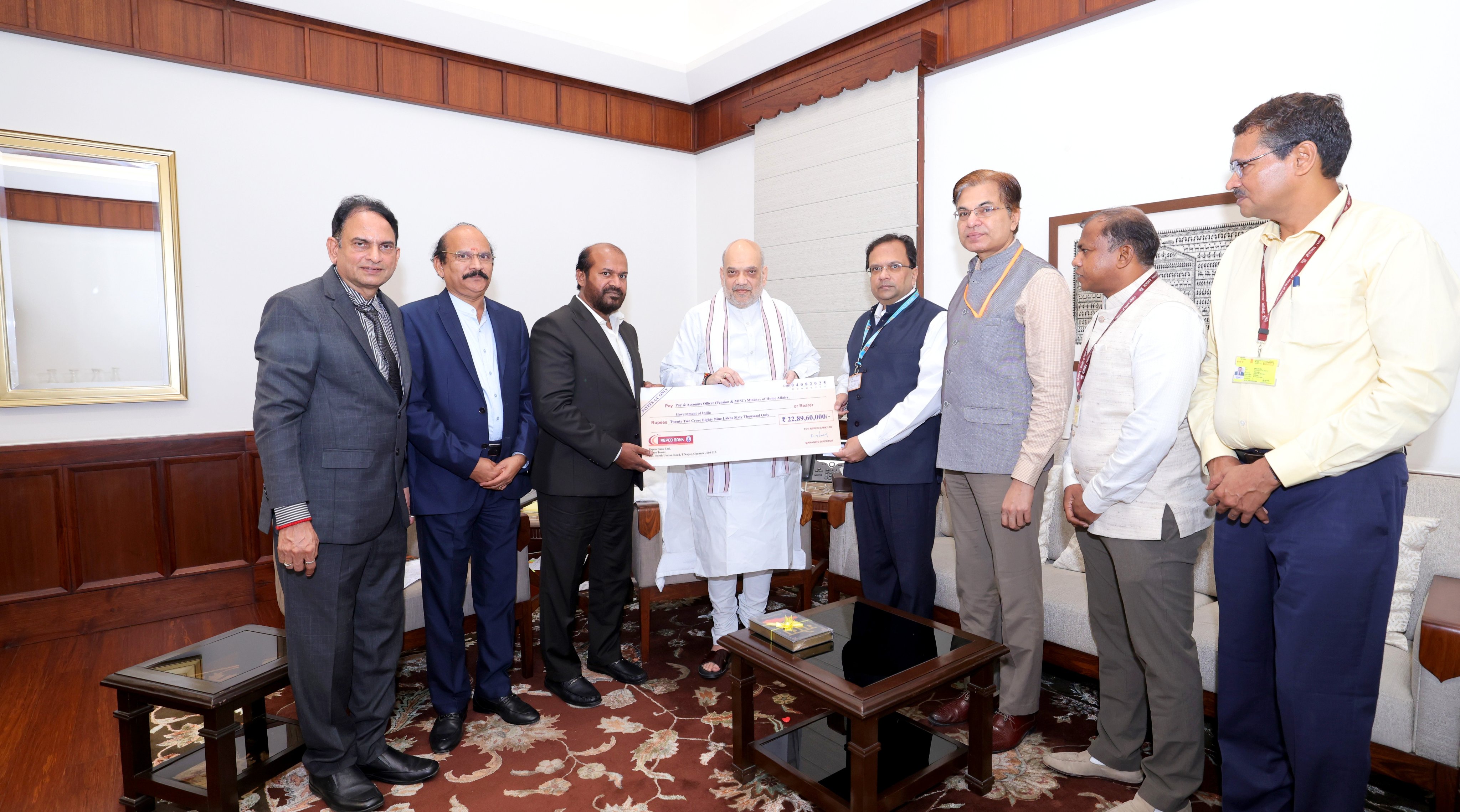 केंद्रीय गृह मंत्री अमित शाह को चेक सौंपते रेप्को बैंक के अध्यक्ष ई. संथानम केंद्रीय गृह मंत्री अमित शाह को चेक सौंपते रेप्को बैंक के अध्यक्ष ई. संथानम