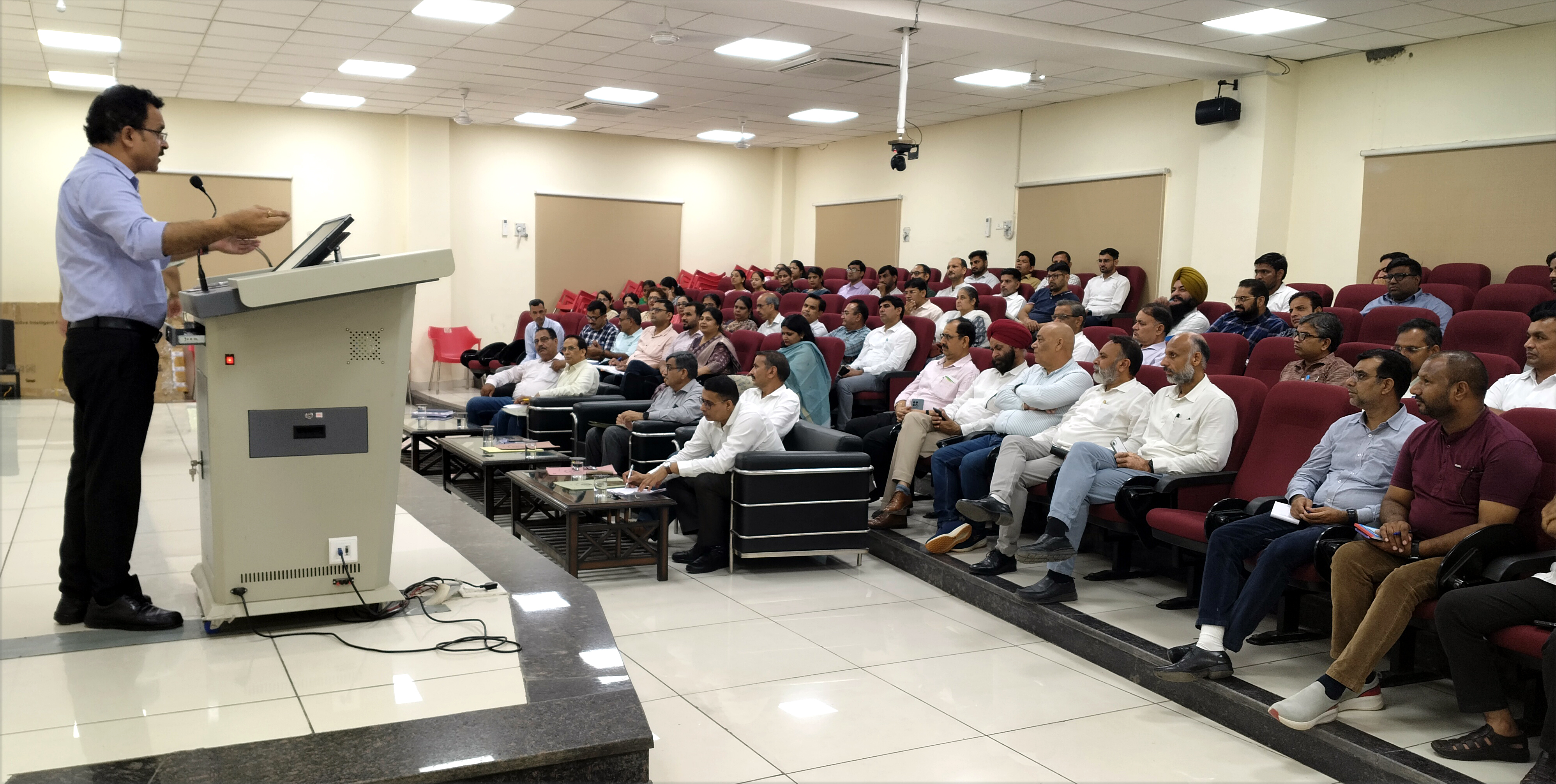 कार्यशाला को संबोधित करते सीडीएलयू के कुलपति प्रो. विजय कुमार।
