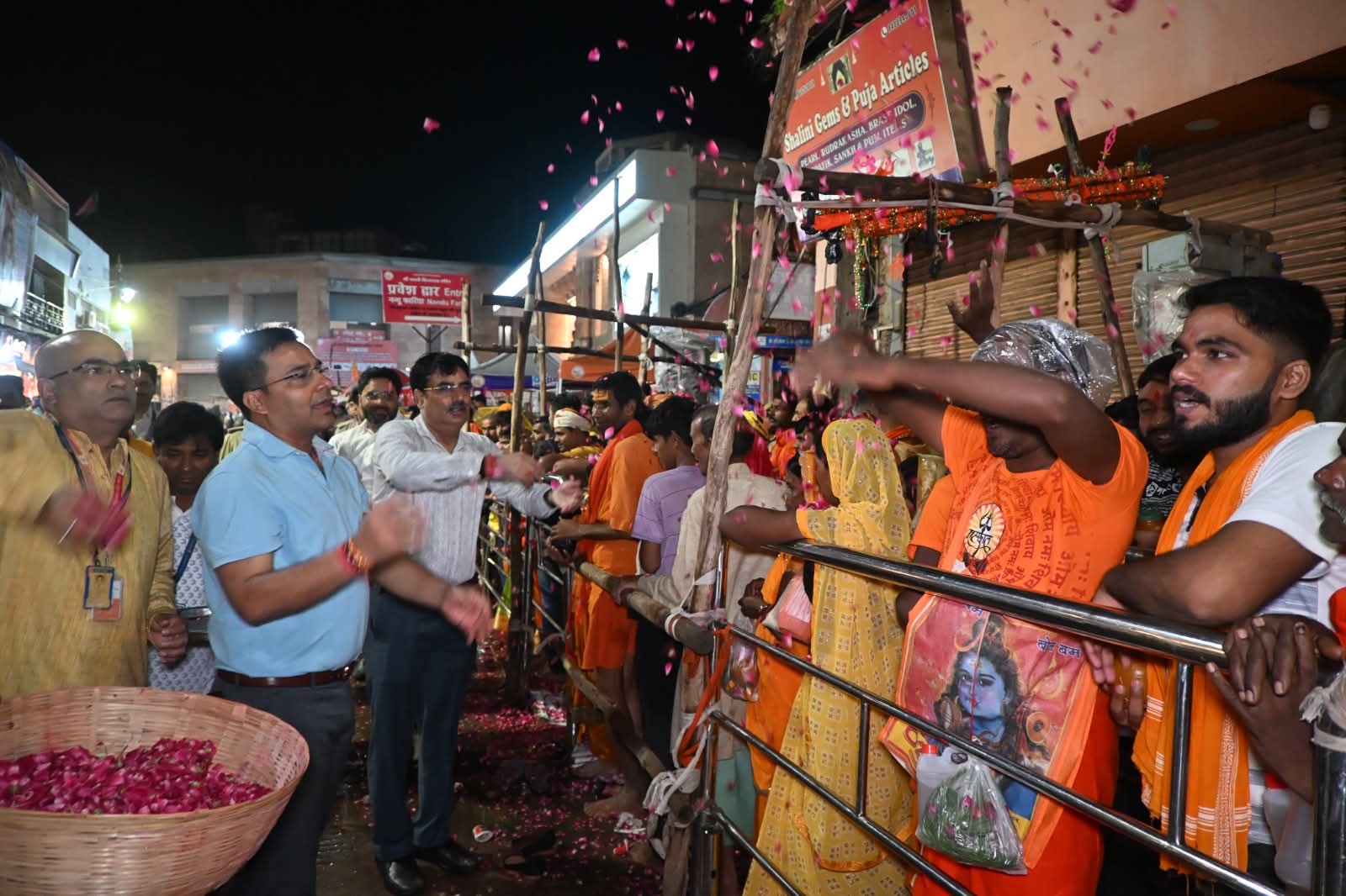 बाबा के दरबार में कतारबद्ध श्रद्धालुओं पर पुष्पवर्षा