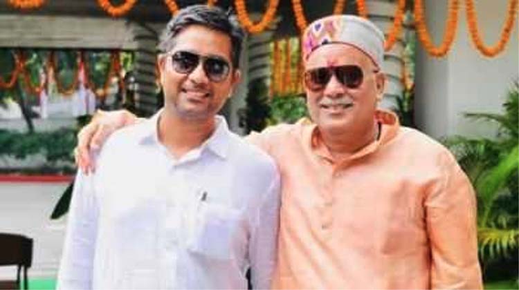 पूर्व मुख्यमंत्री भूपेश बघेल व बेटा चैतन्य बघेल पूर्व मुख्यमंत्री भूपेश बघेल व बेटा चैतन्य बघेल