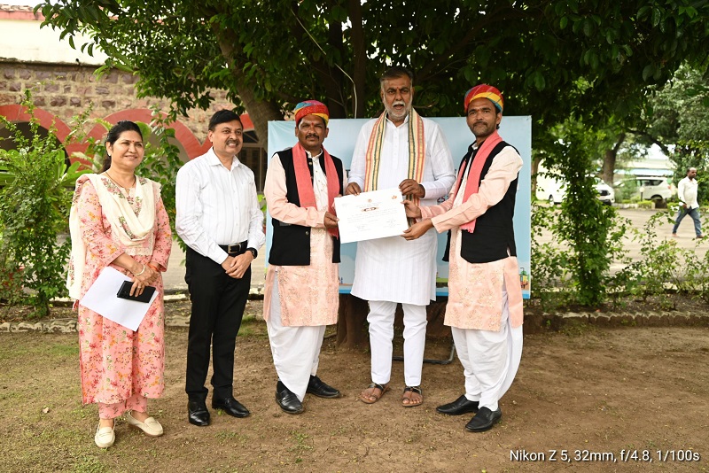 मंत्री पटेल में स्वच्छता रील्स प्रतियोगिता में मोहन रोकड़े को किया सम्मानित