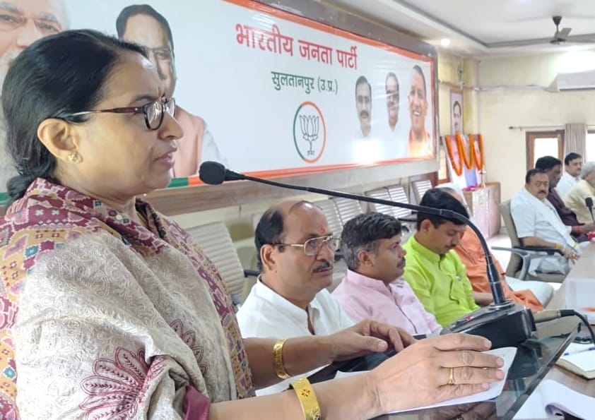 मुख्य अतिथि मीना चौबे  सम्बोधित करती हुई