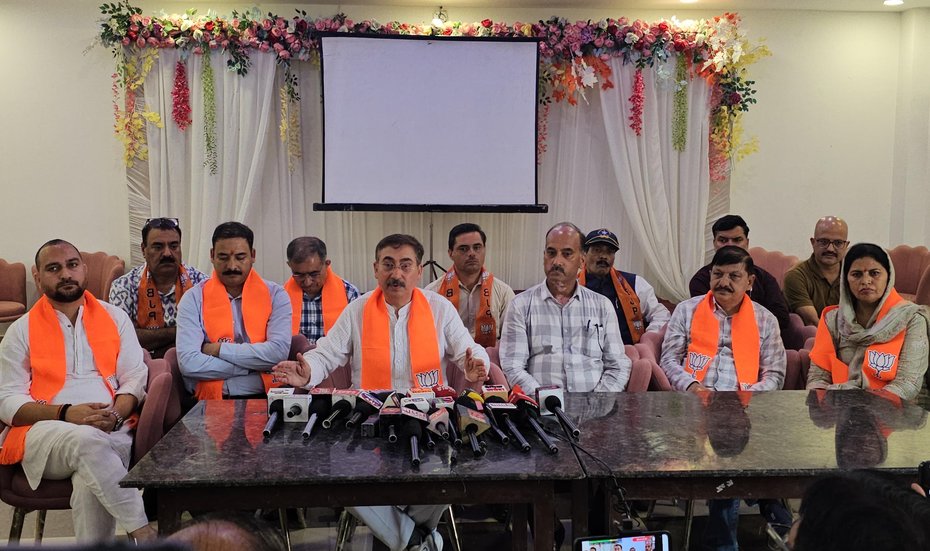 जिला अध्यक्ष राकेश ठाकुर के नेतृत्व में अपनी जिला कार्यसमिति की औपचारिक घोषणा की।