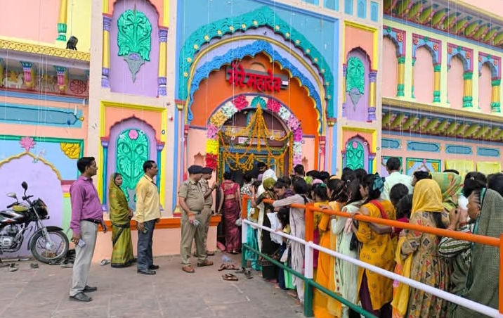 फोटो - कतार में खड़े श्रद्धालु फोटो - कतार में खड़े श्रद्धालु