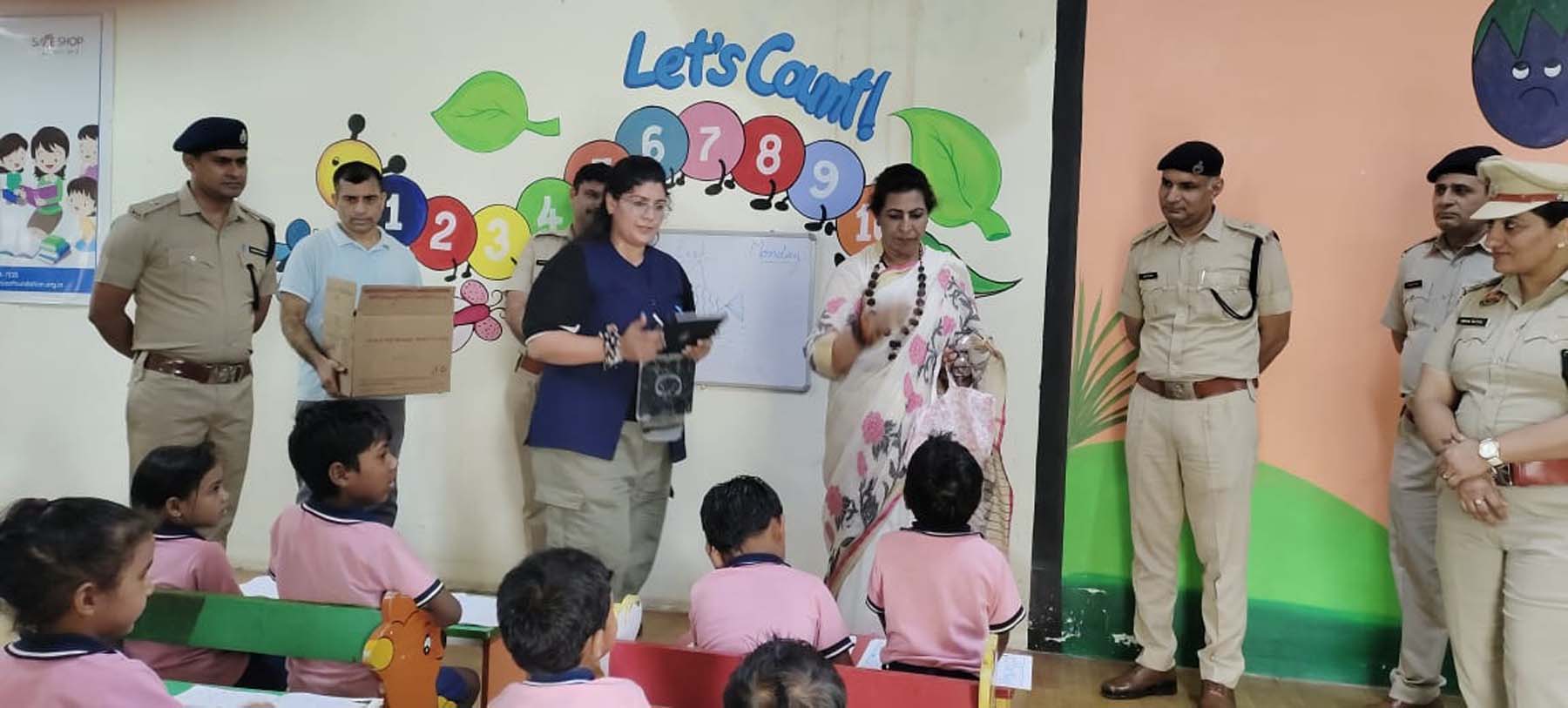 गुरुग्राम जिला भौंडसी जेल में महिला बंदियों के बच्चों के बीच पहुंची हरियाणा महिला आयोग की अध्यक्ष रेणु भाटिया।