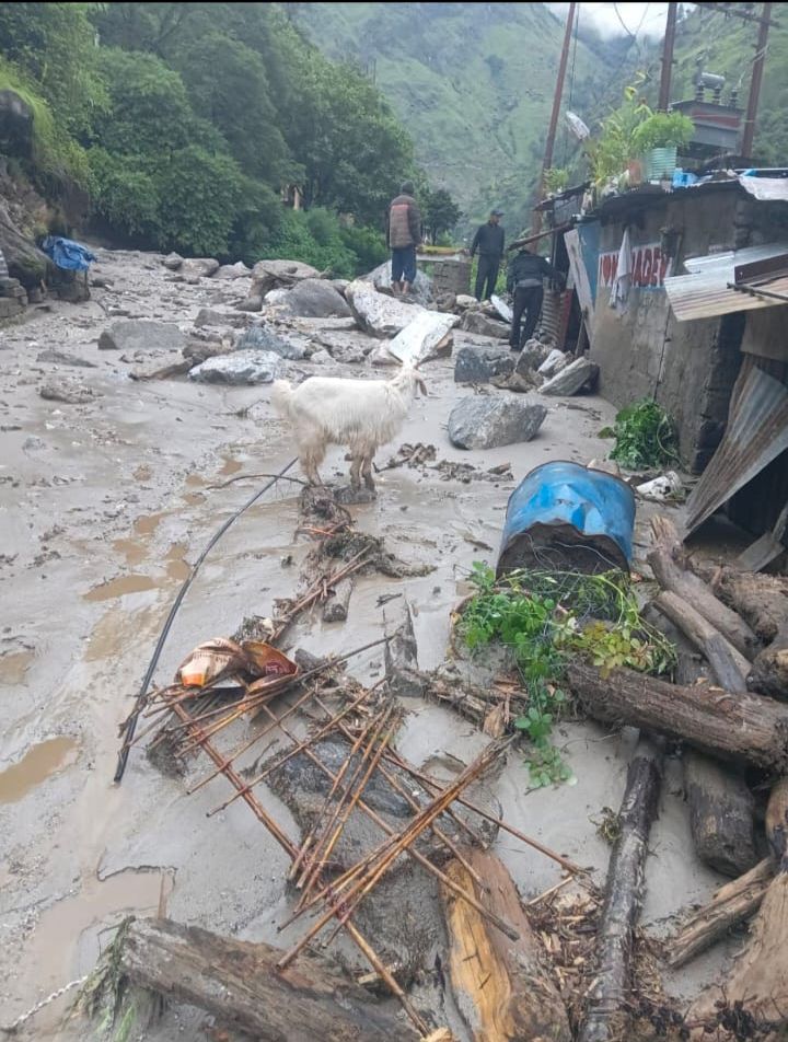 धारचूला के सोबला क्षेत्र में अतिवृष्टि के बाद के हालात।
